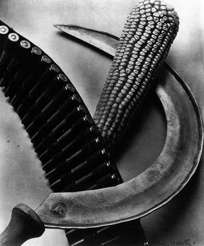 تینا مودوتی، کمربند فشنگ، ذرت و داس، ۱۹۲۷. چاپ نقره&zwnj;ای ژلاتینی برومویل.